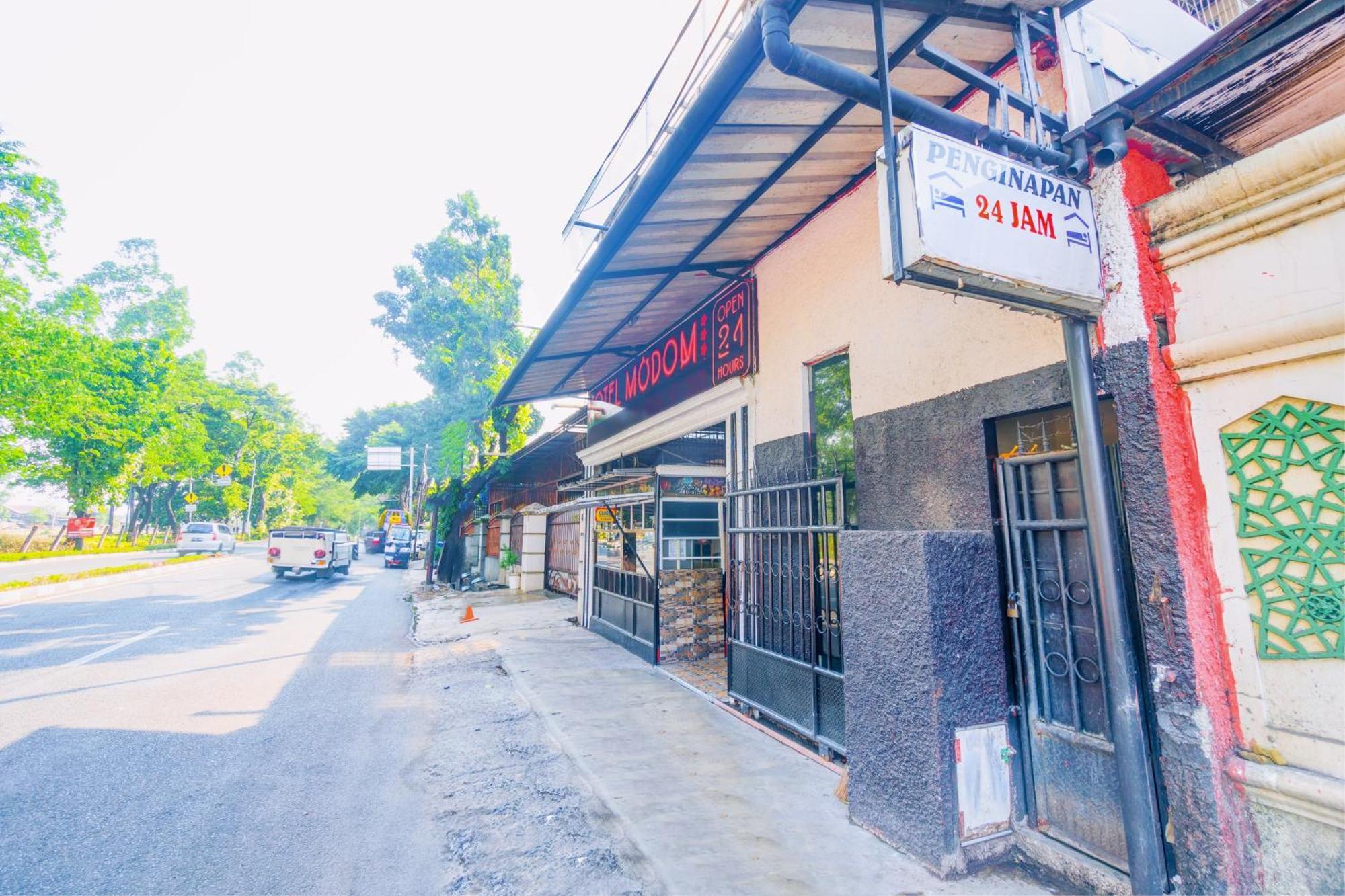 Oyo 93132 Modom Homestay Near Rs Islam Jakarta Pondok Kopi Екстериор снимка