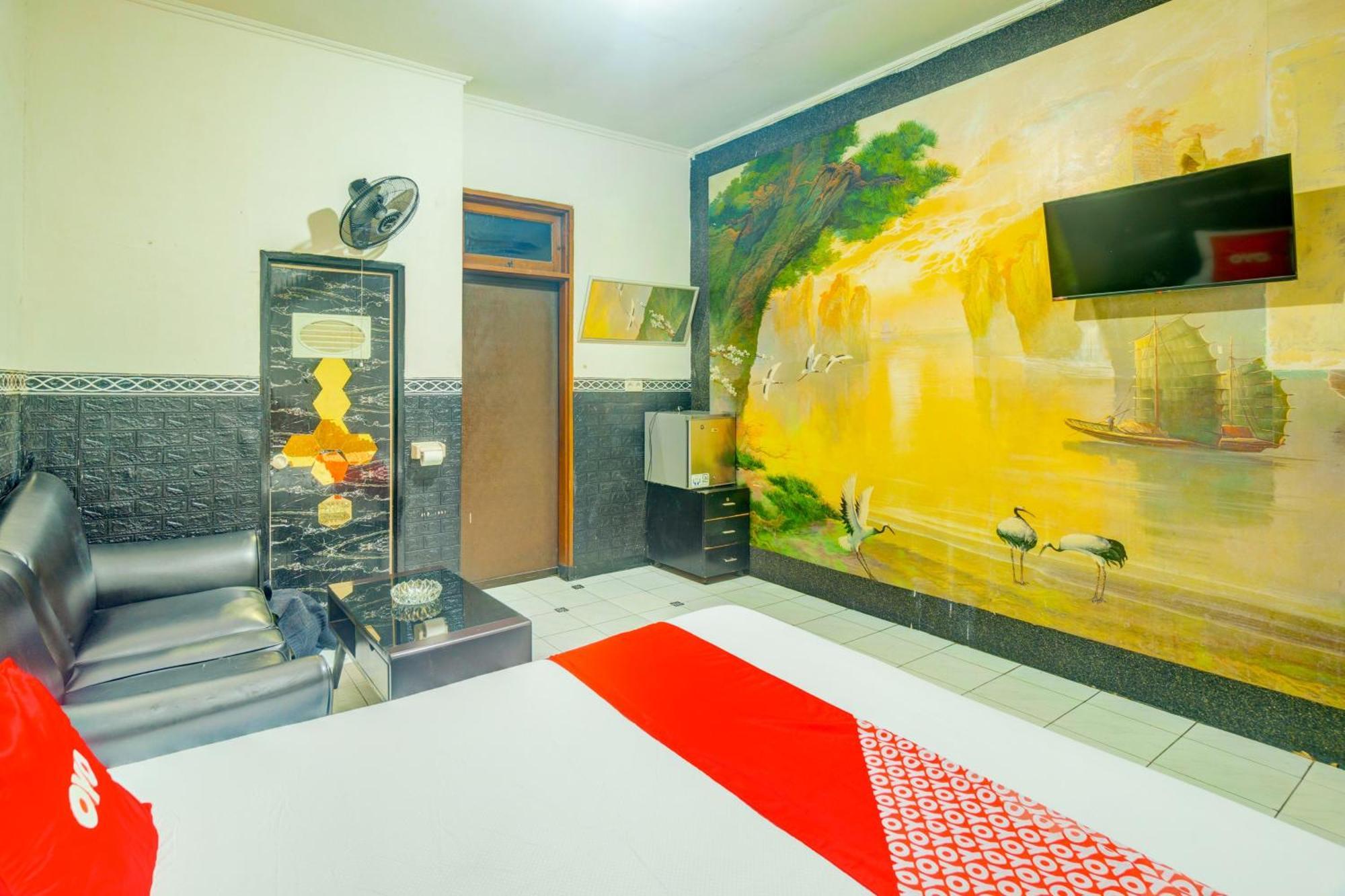 Oyo 93132 Modom Homestay Near Rs Islam Jakarta Pondok Kopi Екстериор снимка