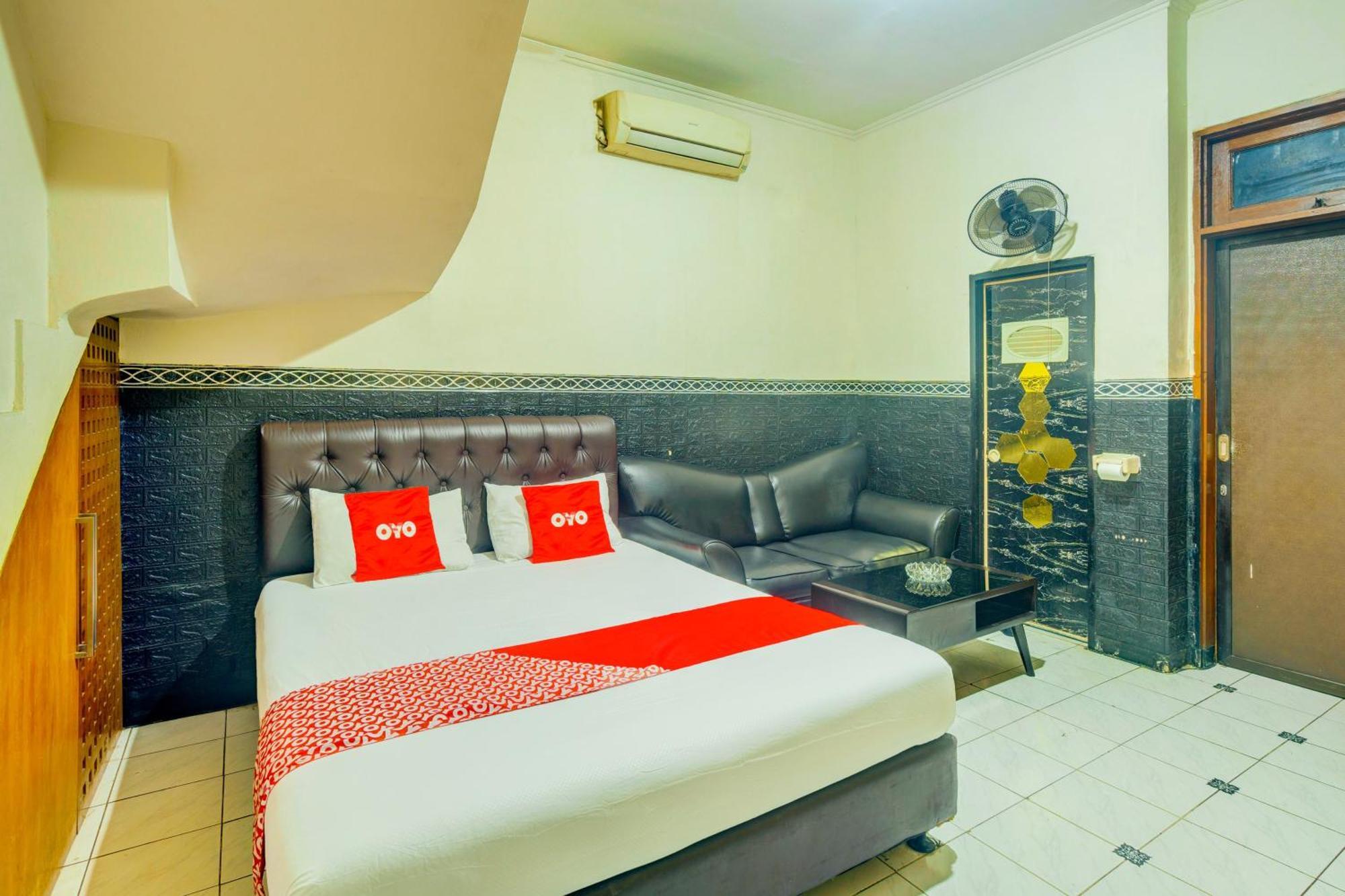 Oyo 93132 Modom Homestay Near Rs Islam Jakarta Pondok Kopi Екстериор снимка