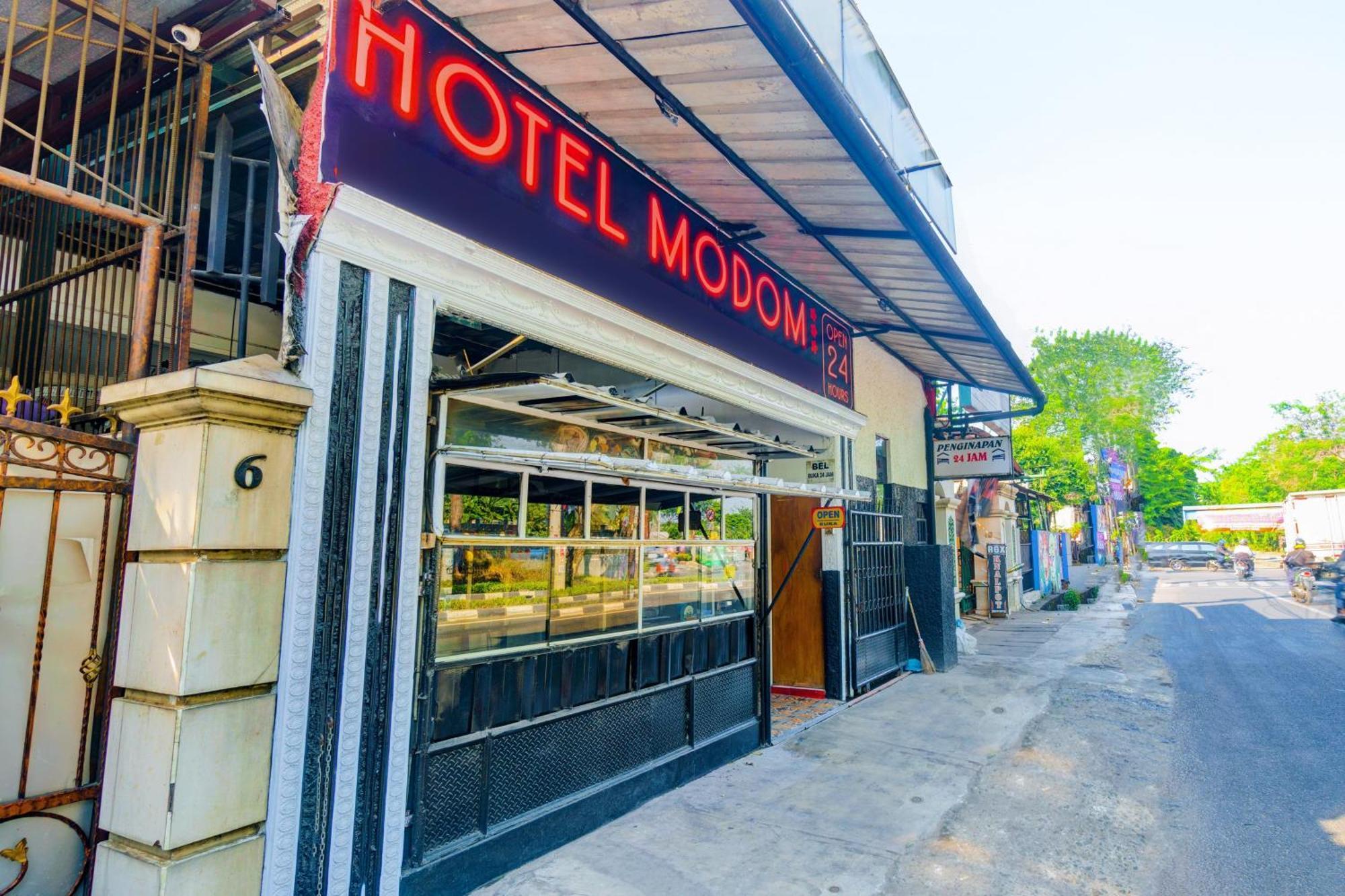Oyo 93132 Modom Homestay Near Rs Islam Jakarta Pondok Kopi Екстериор снимка