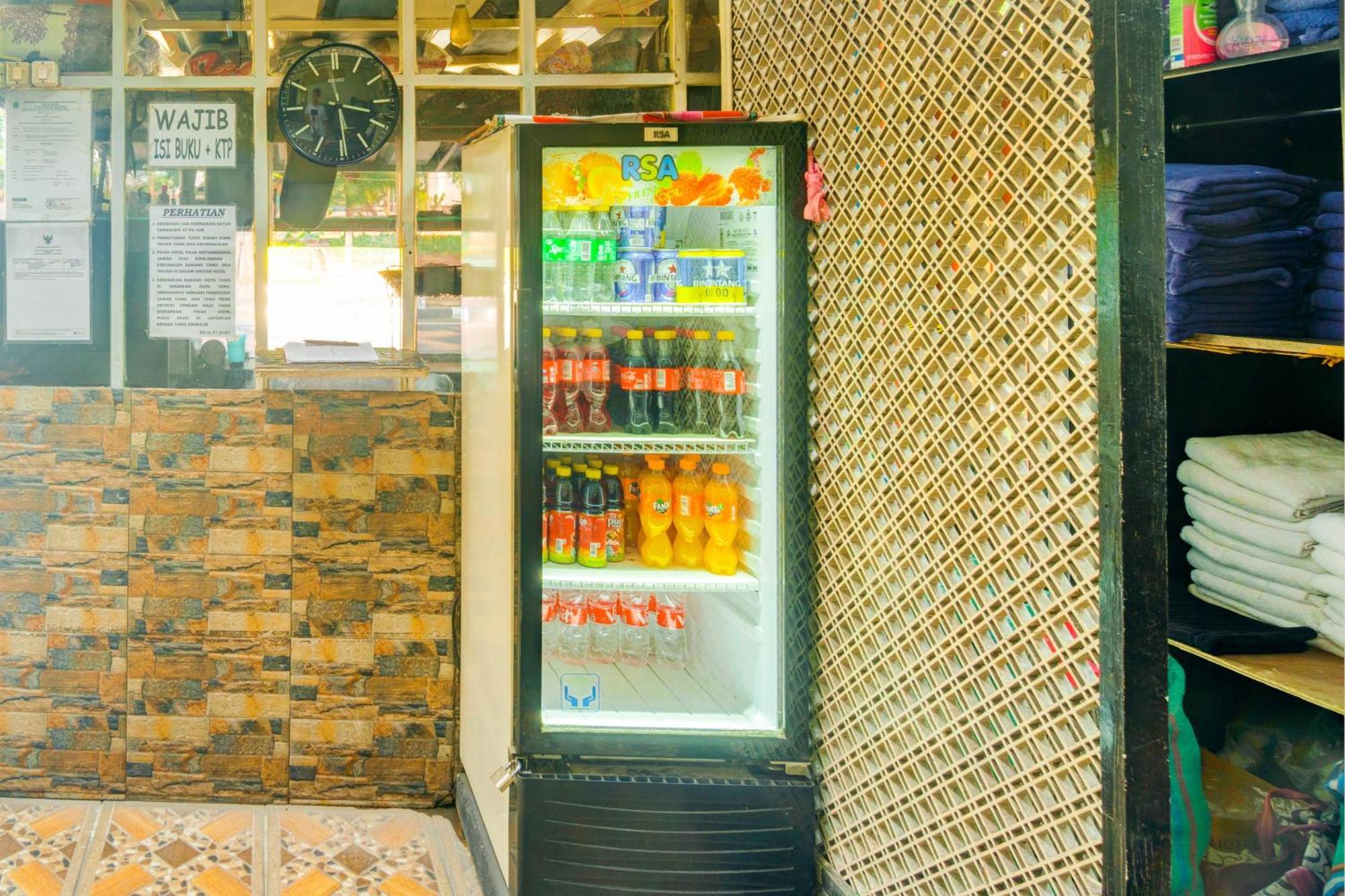 Oyo 93132 Modom Homestay Near Rs Islam Jakarta Pondok Kopi Екстериор снимка