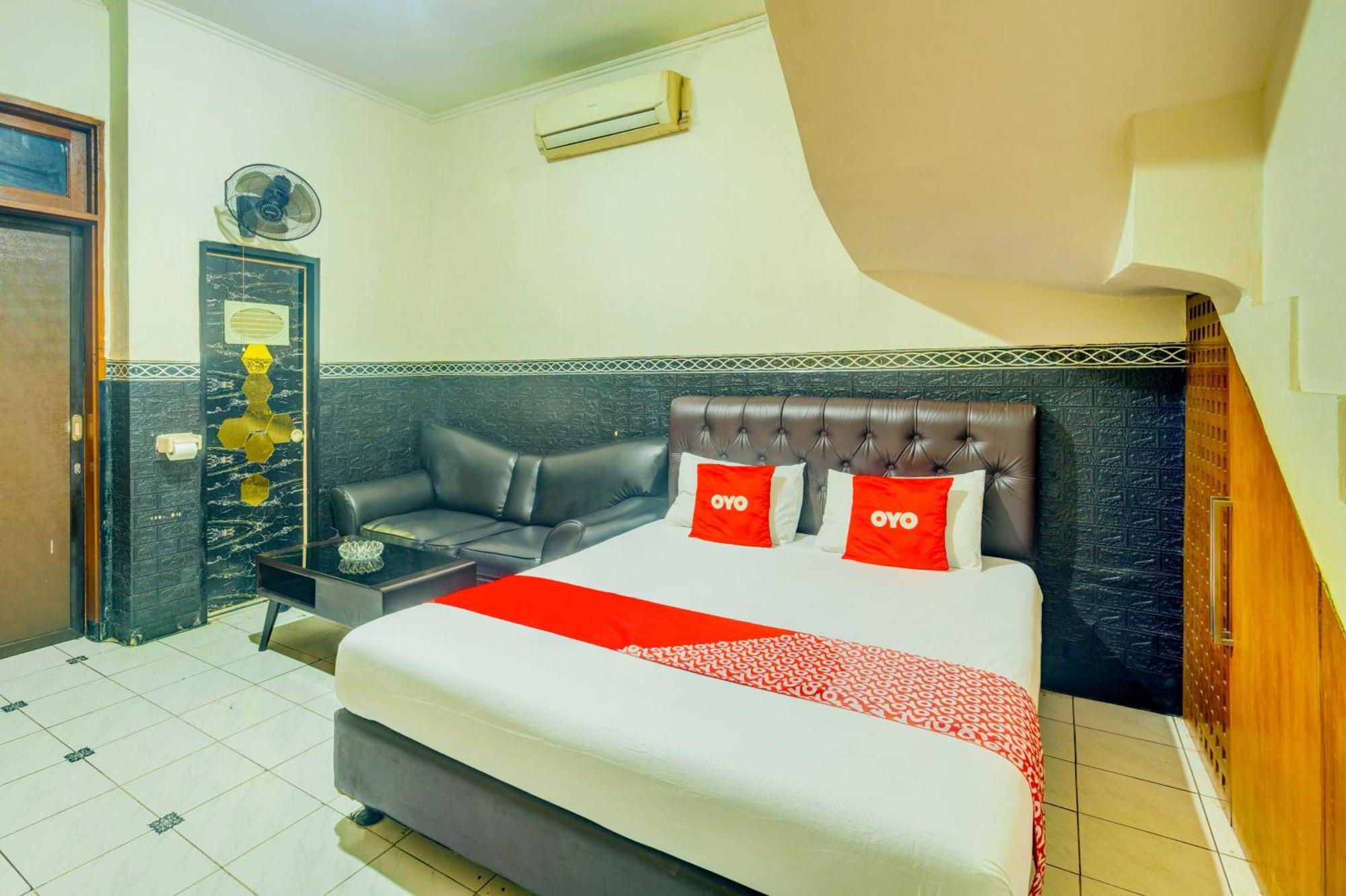 Oyo 93132 Modom Homestay Near Rs Islam Jakarta Pondok Kopi Екстериор снимка