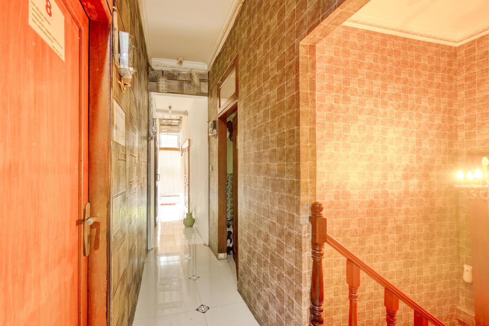Oyo 93132 Modom Homestay Near Rs Islam Jakarta Pondok Kopi Екстериор снимка